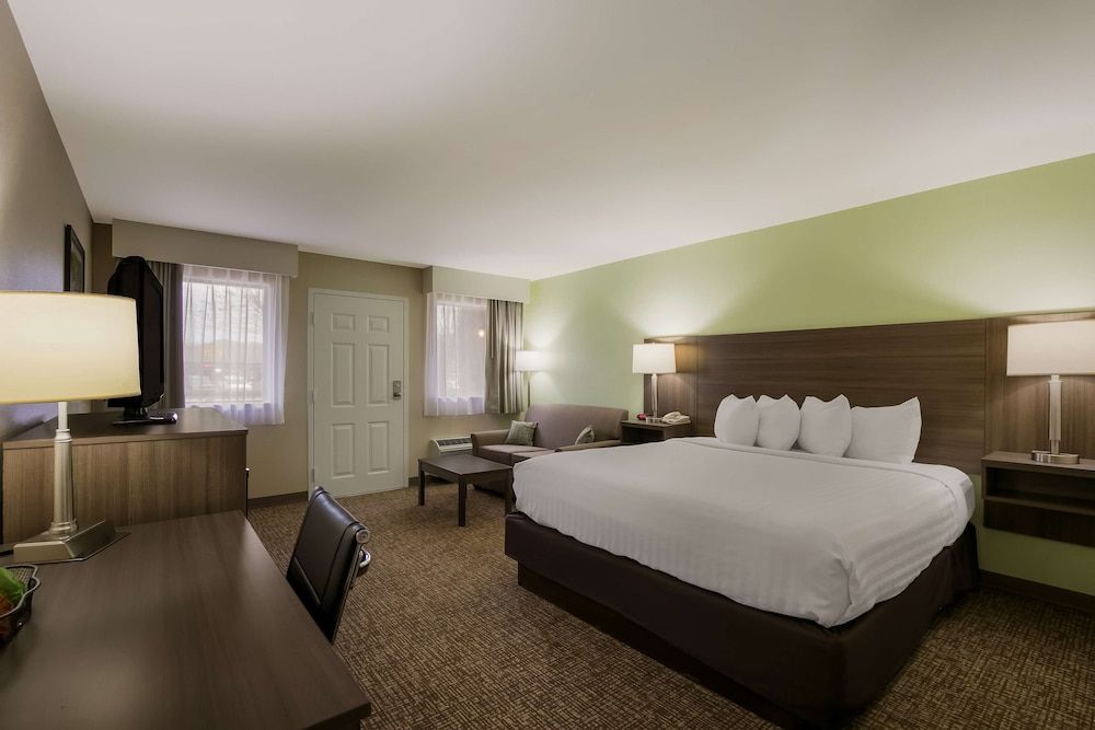 Best Western Milton Inn Standard Room, 1 King Bed, Smoking, Refrigerator & Microwave 4