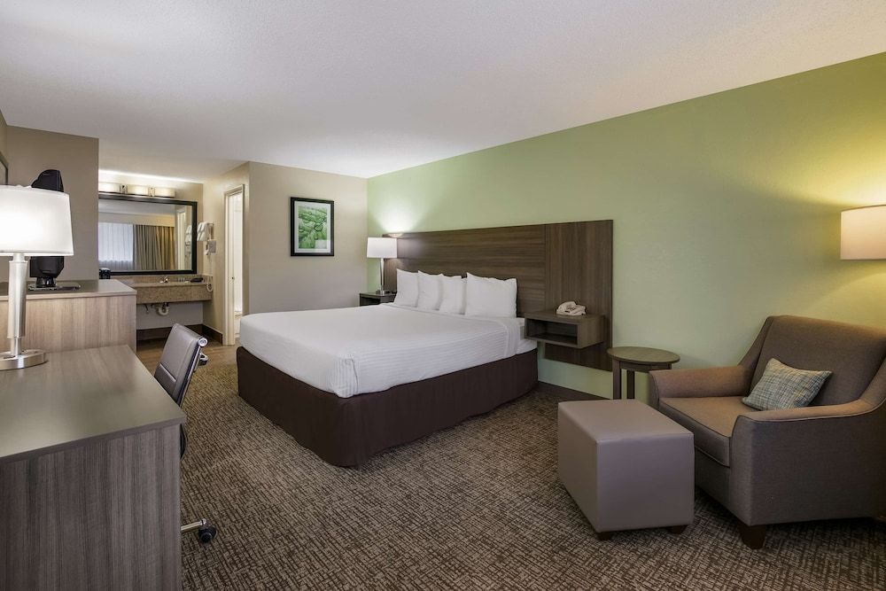 Best Western Milton Inn Standard Room, 1 King Bed, Smoking, Refrigerator & Microwave