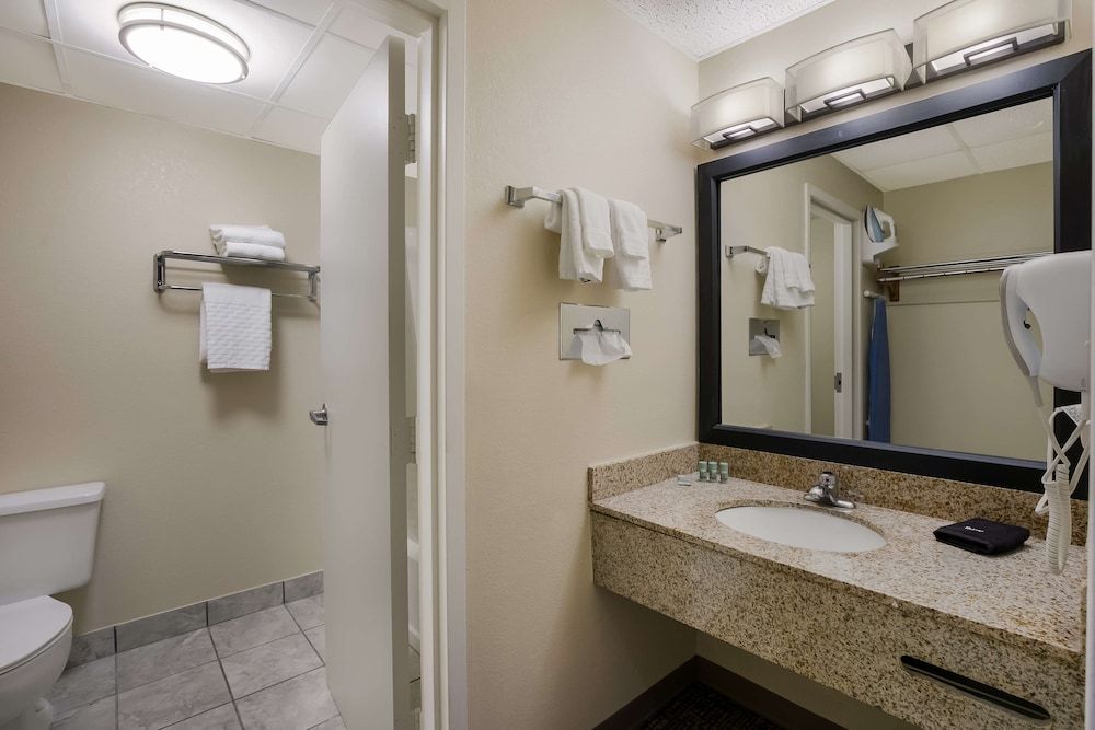 Best Western Milton Inn Standard Room, 1 King Bed, Smoking, Refrigerator & Microwave 6