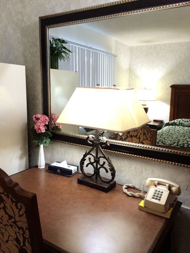 Island Inn Standard Room 6