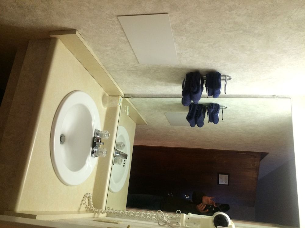 Island Inn Standard Room 12