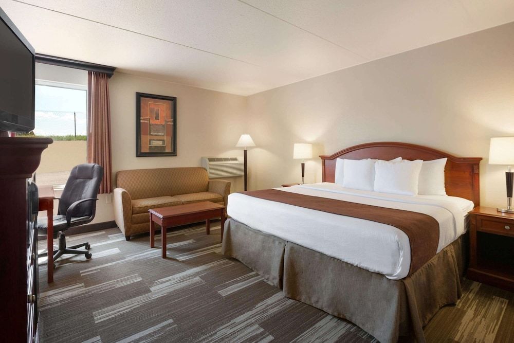 Room, 1 King Bed, Non Smoking (Mobility Accessible Roll-In Shower)