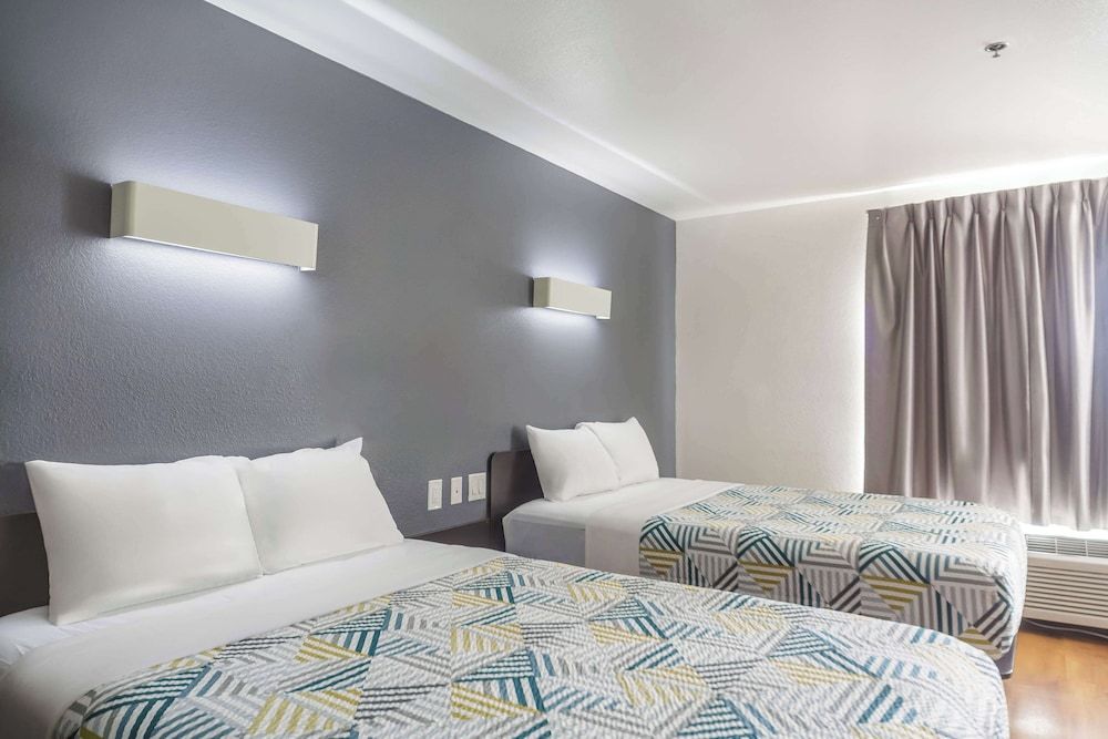 Motel 6 Laredo, TX - Airport Standard Room, 2 Double Beds, Non Smoking 3