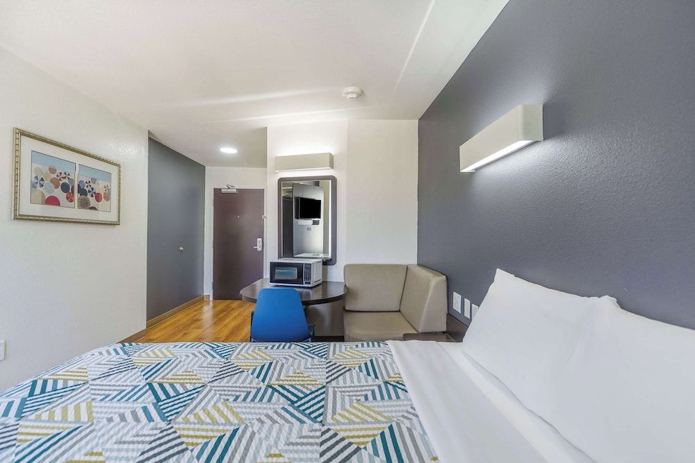 Motel 6 Laredo, TX - Airport Standard Room, 1 Queen Bed, Non Smoking 2