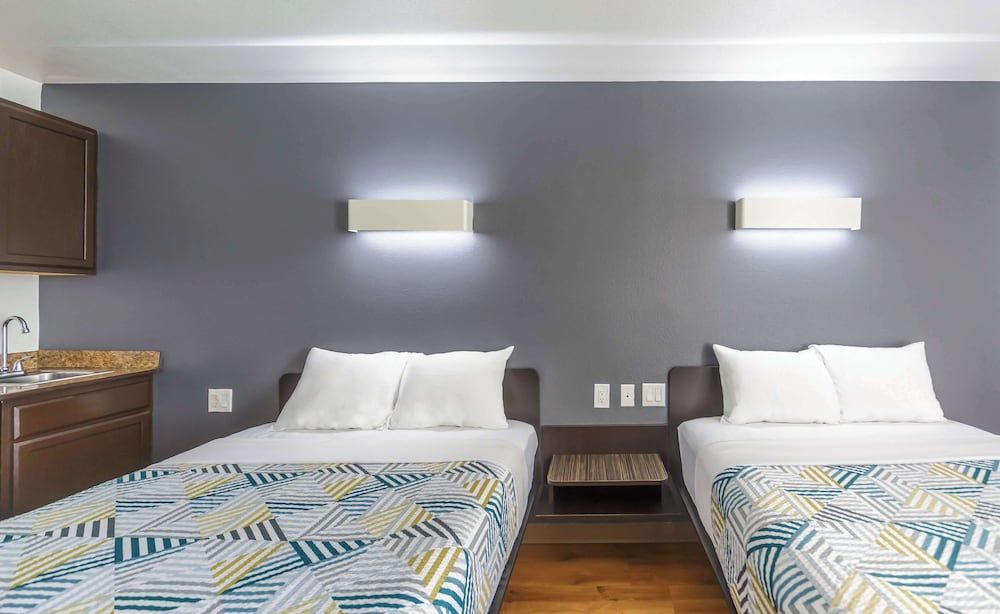 Motel 6 Laredo, TX - Airport Standard Room, 2 Double Beds, Non Smoking 2