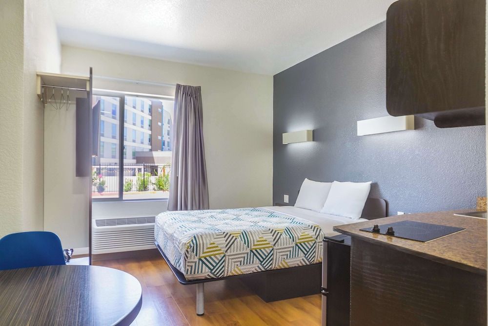 Motel 6 Laredo, TX - Airport Standard Room, 1 Queen Bed, Non Smoking 4