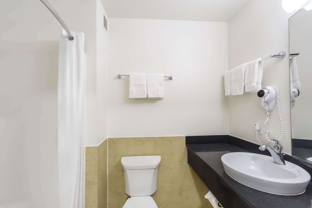 Motel 6 Laredo, TX - Airport Standard Room, 1 Queen Bed, Accessible, Non Smoking 4