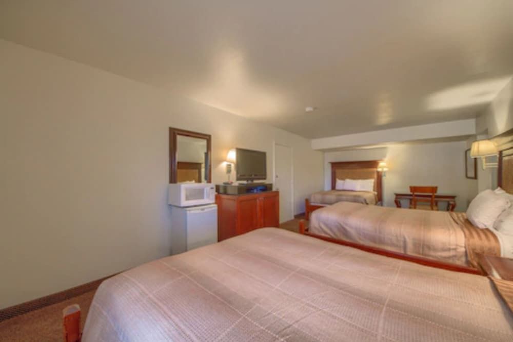 Americas Best Value Inn Uvalde Standard Room, Smoking (3 Double Beds)