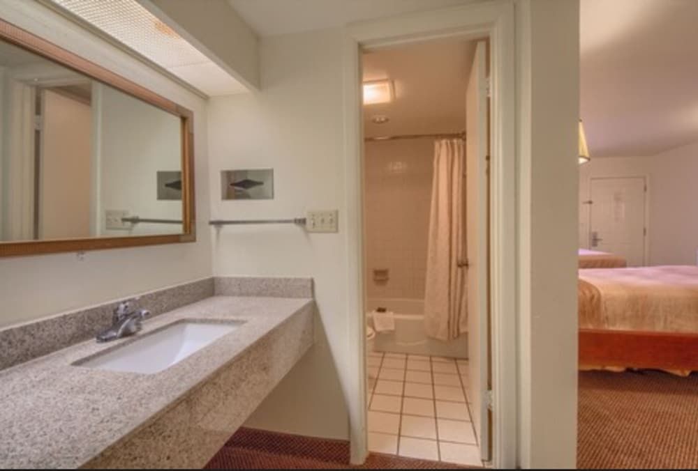 Americas Best Value Inn Uvalde Standard Room, Smoking (3 Double Beds) 3