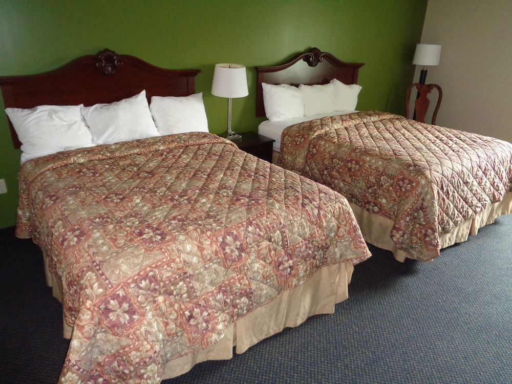 Fairgrounds Inn Deluxe Room, 2 Queen Beds 2