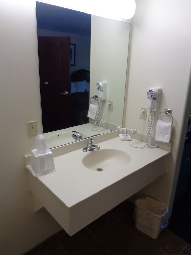 Fairgrounds Inn Classic Room, 1 King Bed, Accessible 4