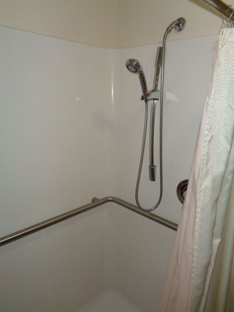 Fairgrounds Inn Classic Room, 1 King Bed, Accessible 2