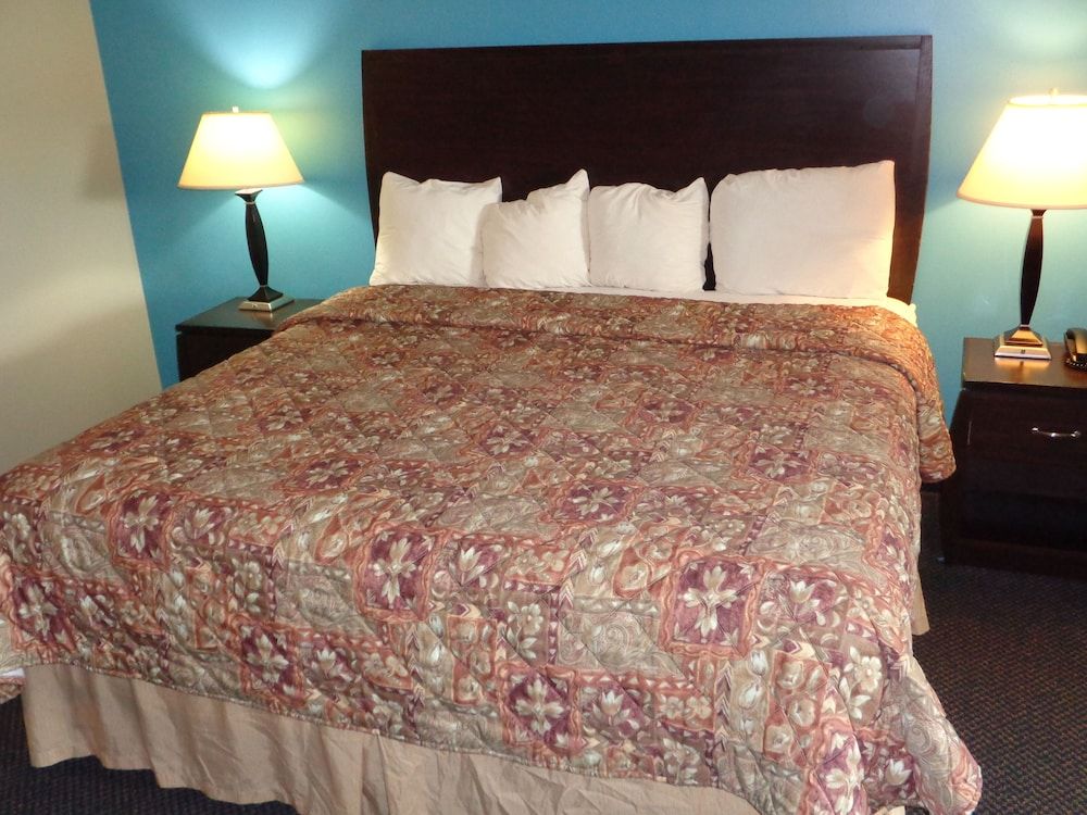 Fairgrounds Inn Classic Room, 1 King Bed, Accessible 5