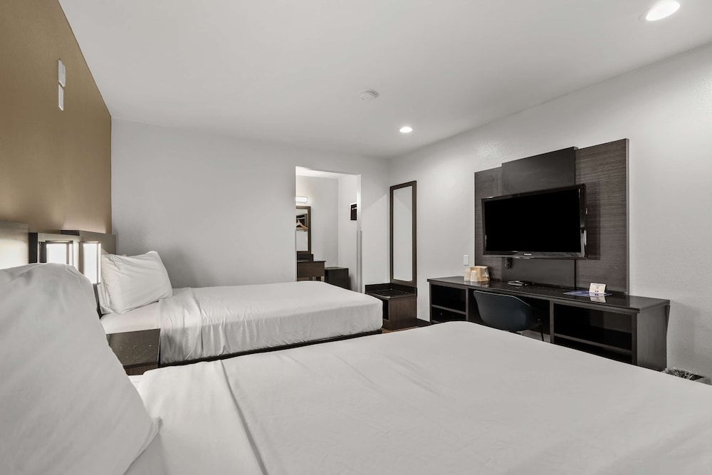 Motel 6 Escondido, CA Deluxe Room, 2 Double Beds, Non Smoking, Refrigerator 4