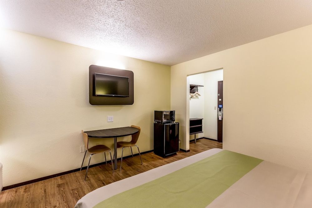 Deluxe Room, 1 King Bed, Non Smoking, Refrigerator & Microwave