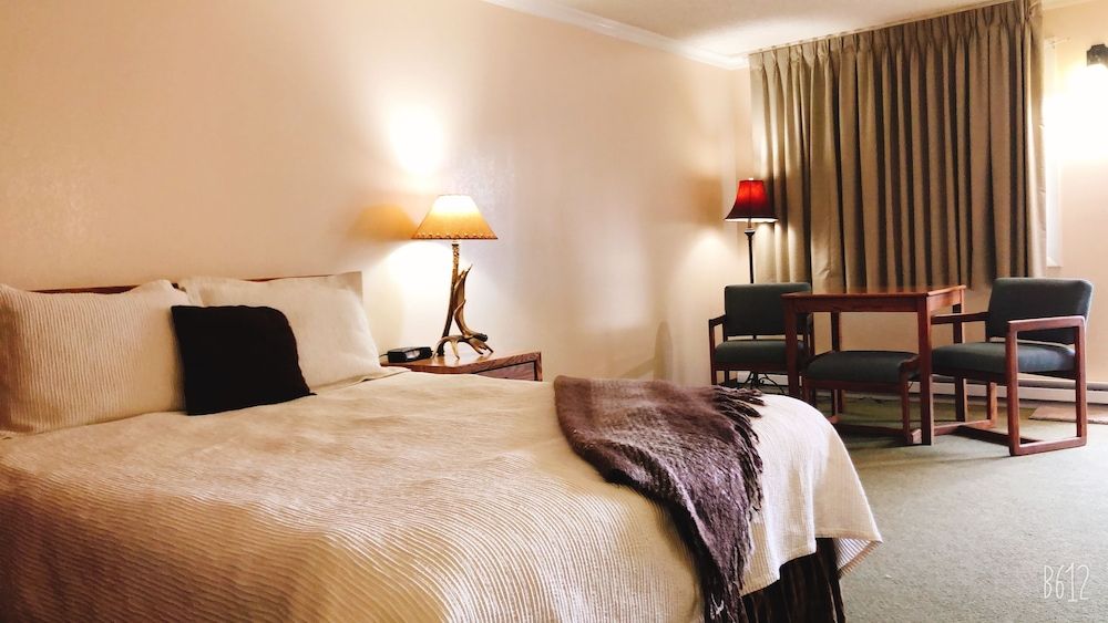 Covered Wagon Motel Classic Room, 1 Queen Bed, Non Smoking, Refrigerator & Microwave 2