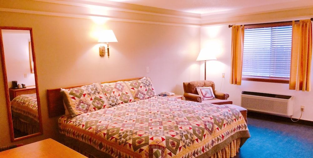 Covered Wagon Motel Standard Room, 1 King Bed, Accessible, Non Smoking 3