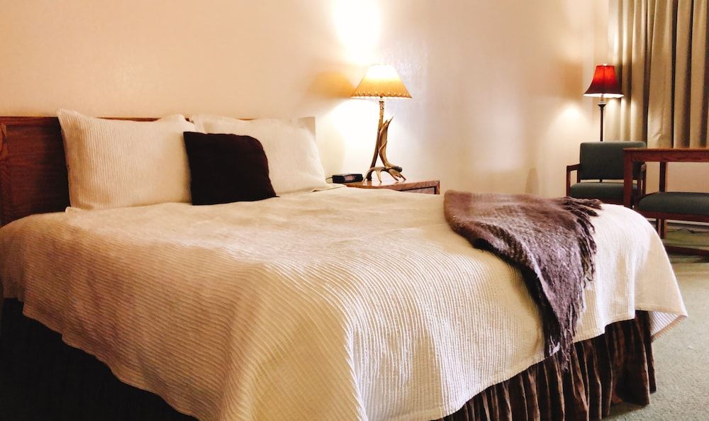 Covered Wagon Motel Classic Room, 1 Queen Bed, Non Smoking, Refrigerator & Microwave 3