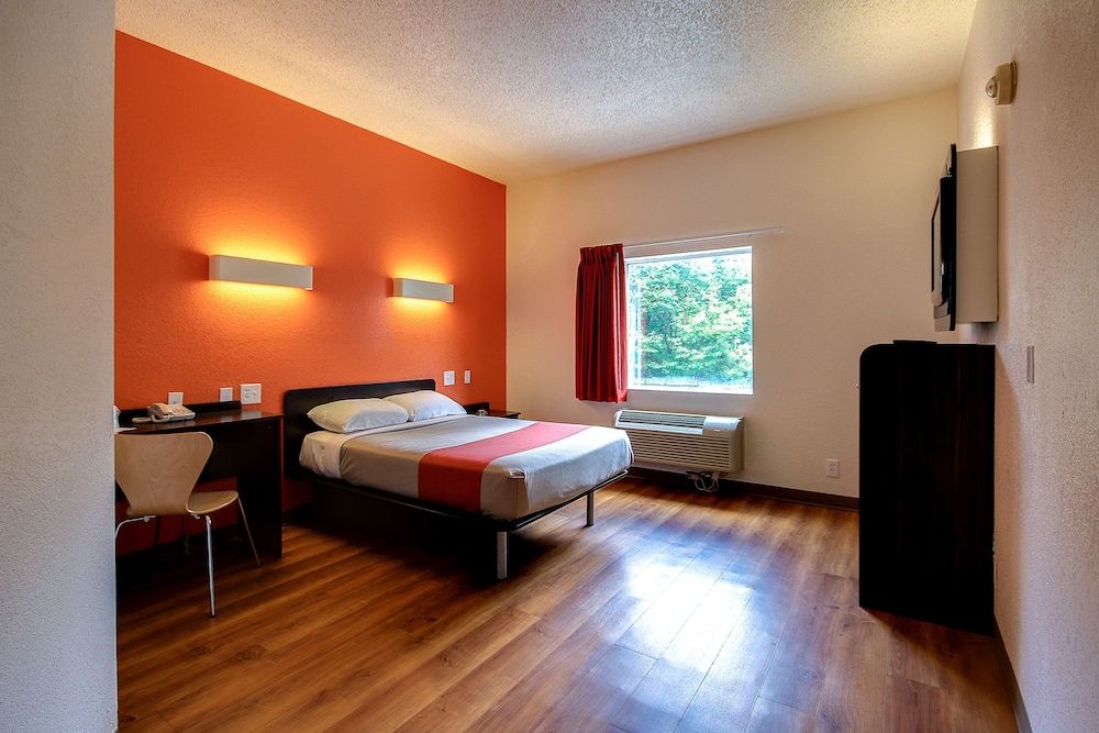 Deluxe Room, 1 Queen Bed, Accessible, Non Smoking