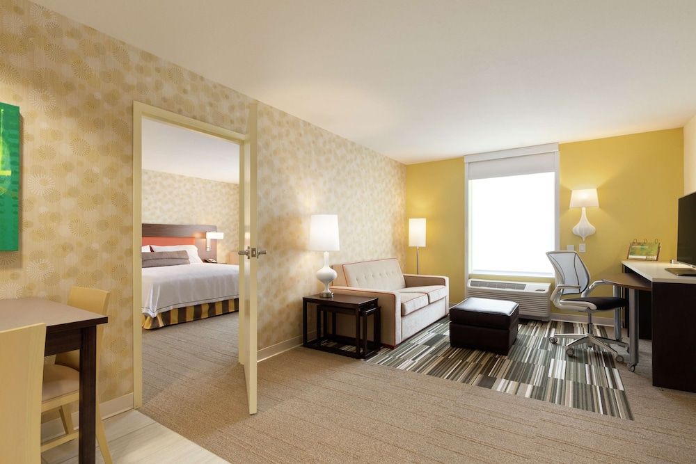Suite, 1 King Bed, Accessible, Bathtub
