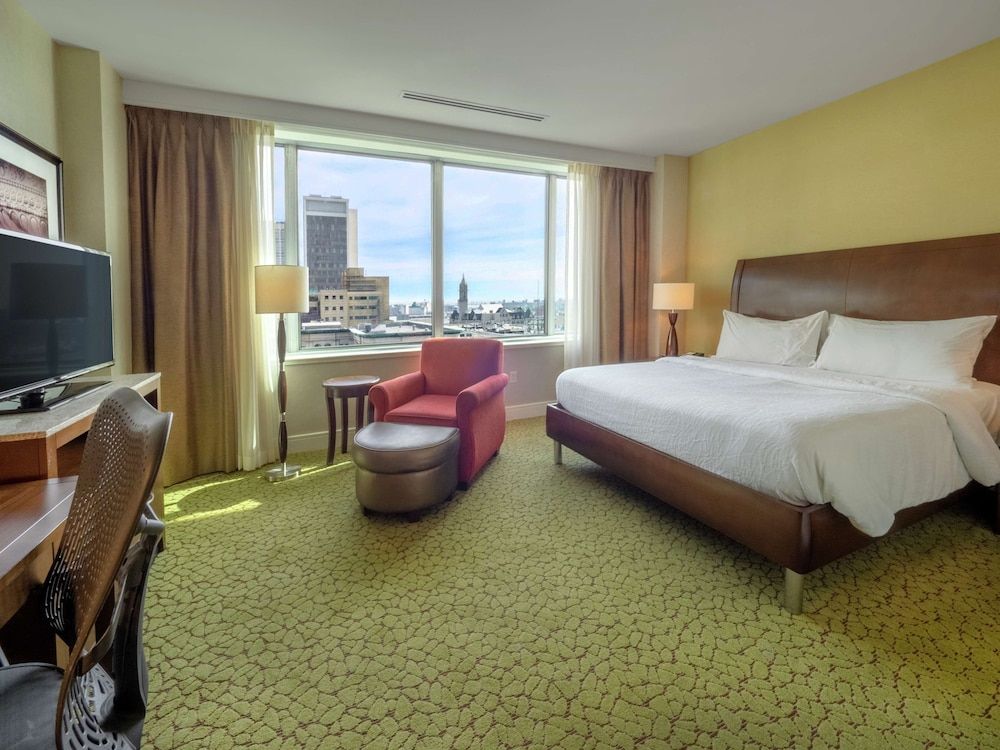 Room, 1 King Bed, Bathtub, City View (Accessible)