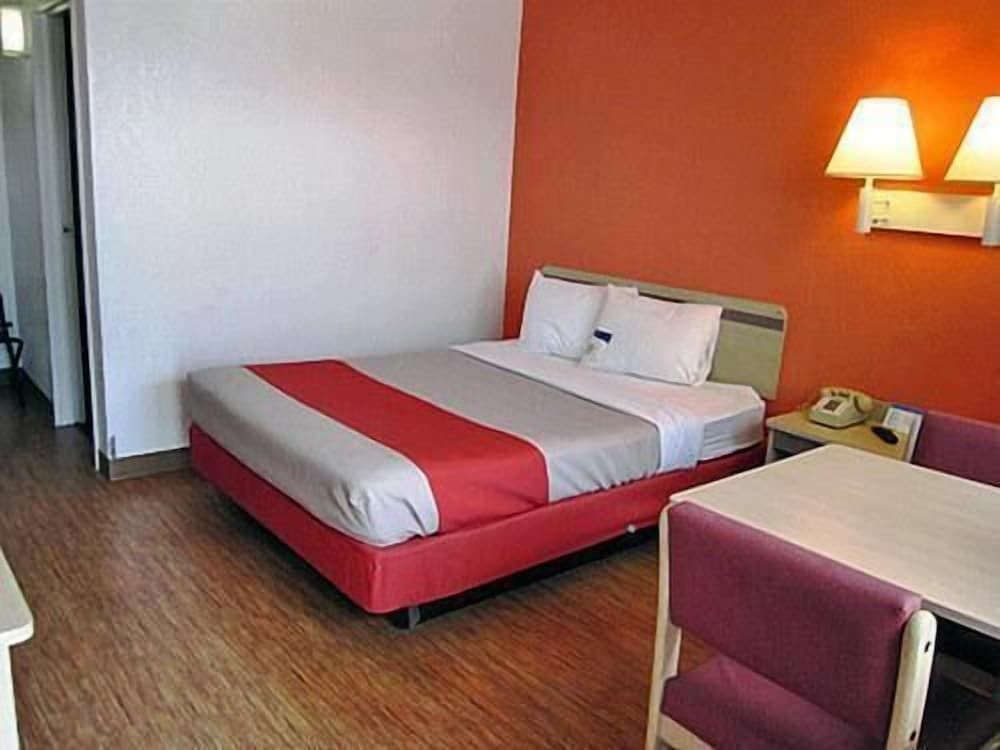 Deluxe Room, 1 Queen Bed, Accessible, Non Smoking