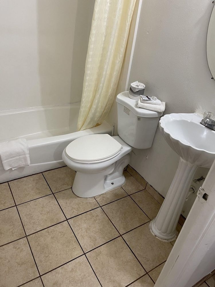 Safari Motel Standard Room, 2 Queen Beds 11