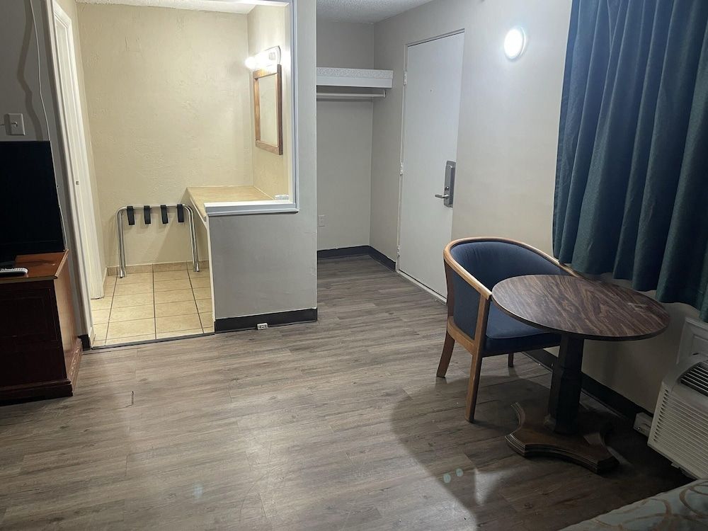 Safari Motel Standard Room, 2 Queen Beds 21