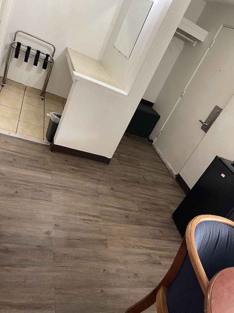 Safari Motel Standard Room, 2 Queen Beds 16