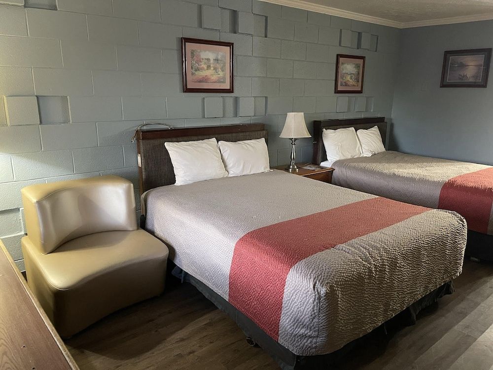 Safari Motel Standard Room, 2 Queen Beds 9