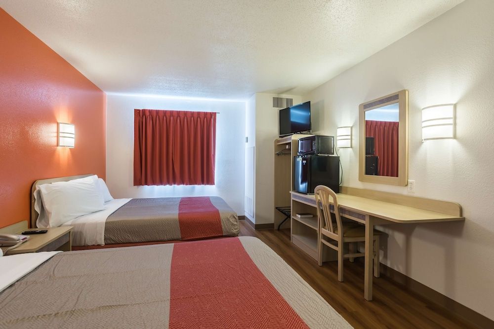 Deluxe Suite, 2 Queen Beds, Non Smoking, Hot Tub