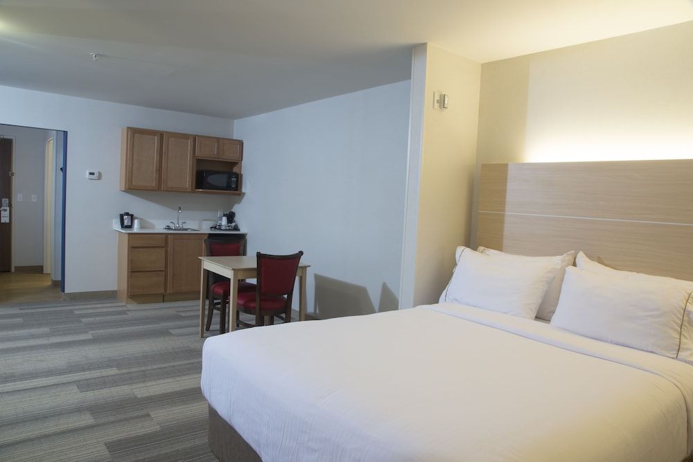 Suite, 1 King Bed, Accessible (Mobility, Accessible Tub)
