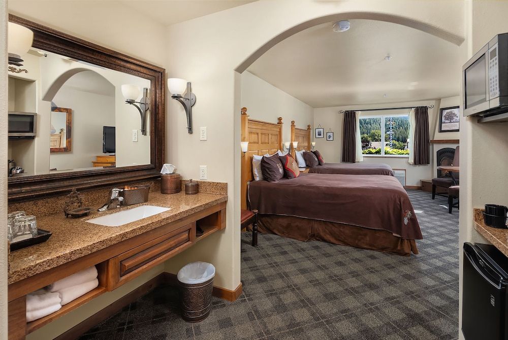 Bavarian Lodge Room, 2 Queen Beds, Fireplace