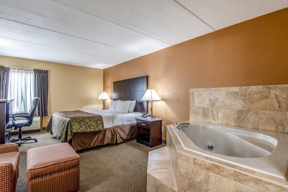 Standard Room, 1 King Bed, Non Smoking, Jetted Tub