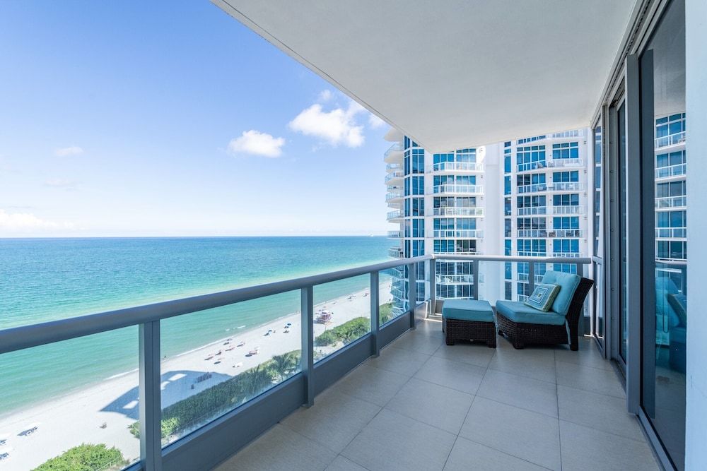 Deluxe Corner One Bedroom Apartment, Ocean Front High Floor