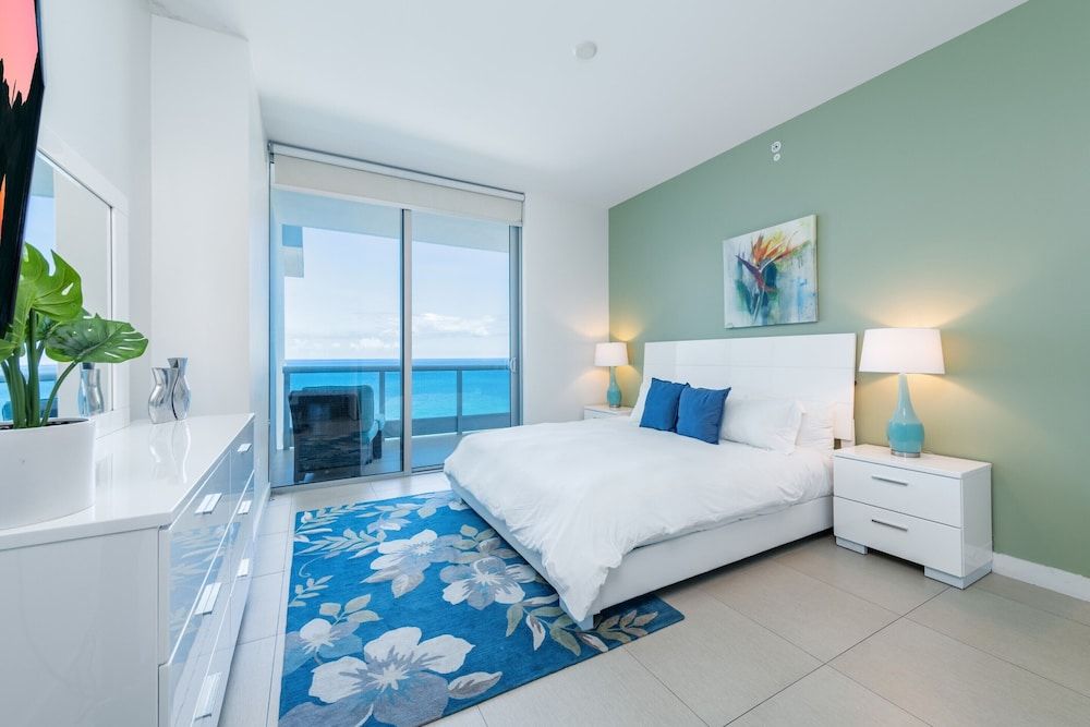 Deluxe Corner One Bedroom Apartment, Ocean Front High Floor