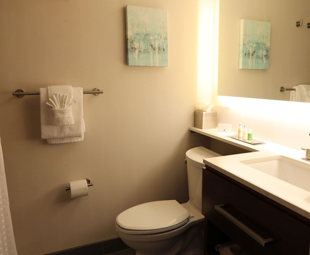 DoubleTree by Hilton Omaha Southwest Room, 2 Queen Beds 4