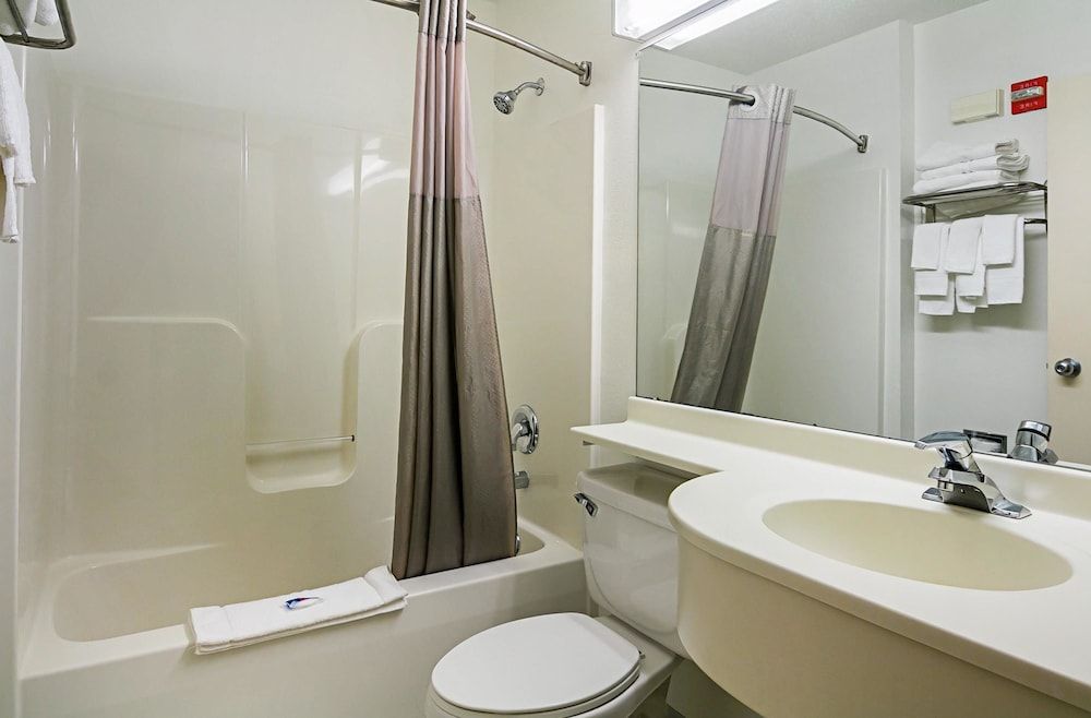 Motel 6 Sycamore, IL Standard Room, 1 Queen Bed, Non Smoking 8