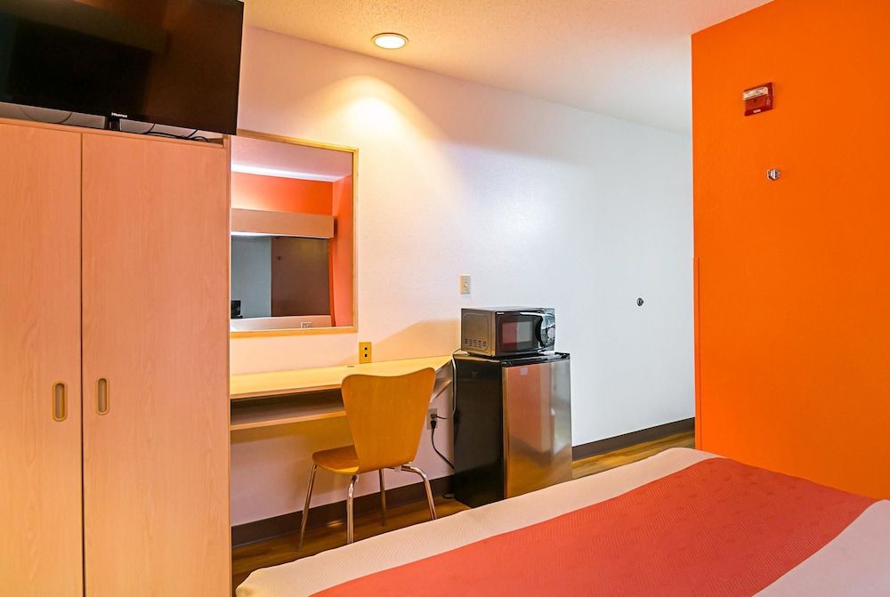 Motel 6 Sycamore, IL Standard Room, 1 Queen Bed, Non Smoking 5