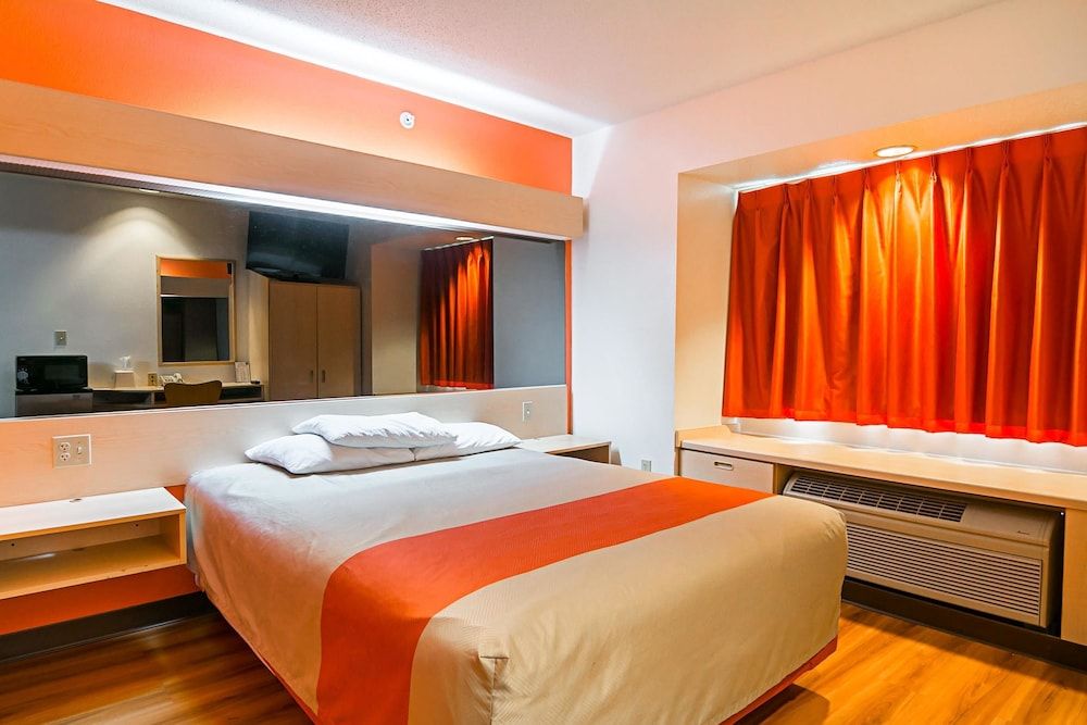 Motel 6 Sycamore, IL Standard Room, 1 Queen Bed, Non Smoking 2