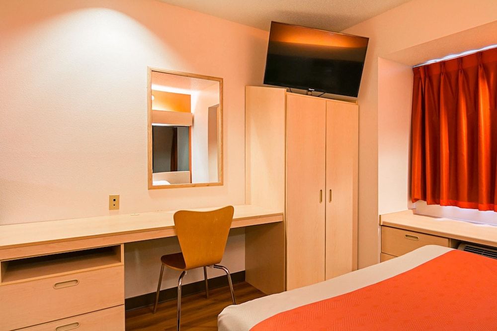 Motel 6 Sycamore, IL Standard Room, 2 Queen Beds, Non Smoking 4