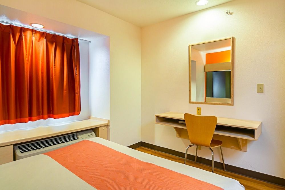 Motel 6 Sycamore, IL Standard Room, 1 Queen Bed, Non Smoking 4