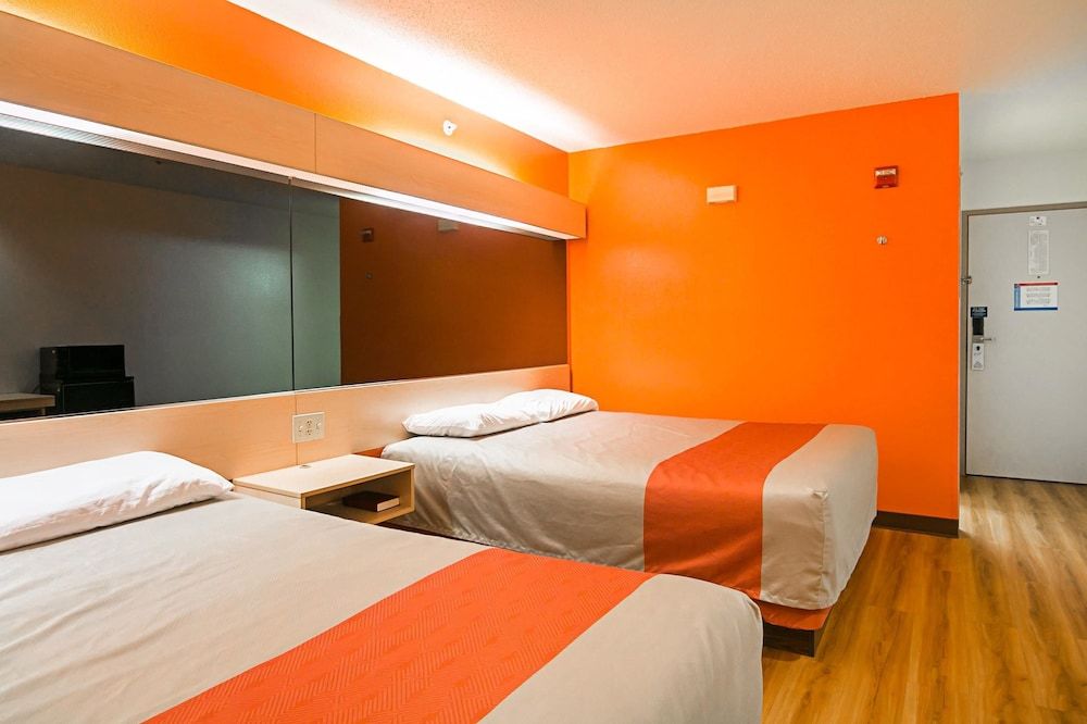 Motel 6 Sycamore, IL Standard Room, 2 Queen Beds, Non Smoking 3