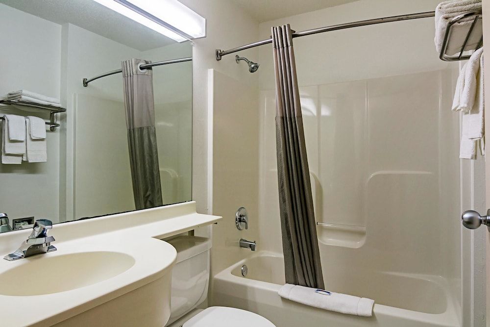 Motel 6 Sycamore, IL Standard Room, 1 Queen Bed, Non Smoking 6