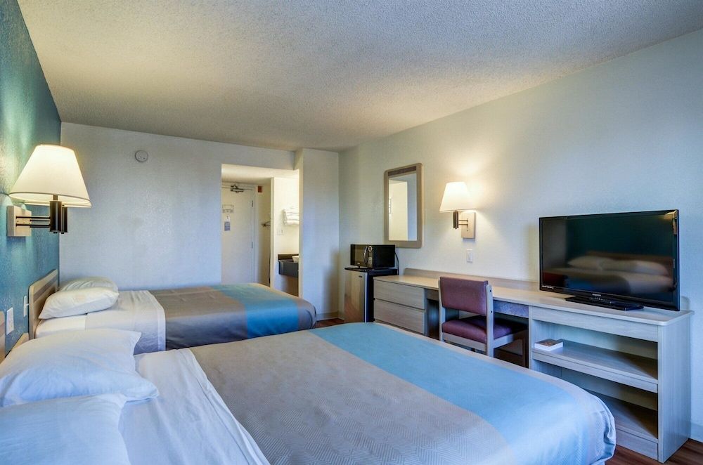 Motel 6 Greenwood Village, CO - Denver - South Tech Center Standard Room, 2 Queen Beds, Non Smoking, Refrigerator & Microwave 4