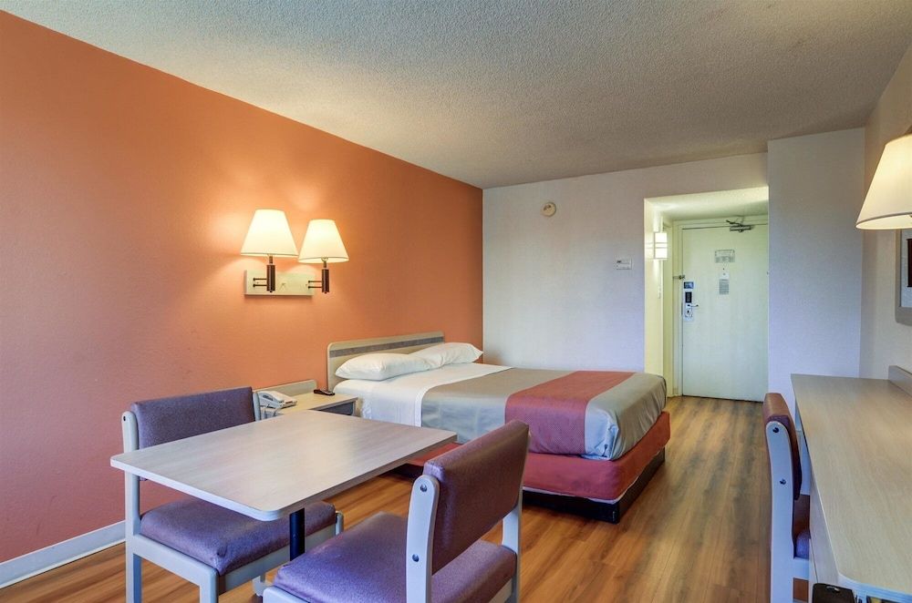 Motel 6 Greenwood Village, CO - Denver - South Tech Center Standard Room, 1 Queen Bed, Non Smoking, Refrigerator & Microwave 6