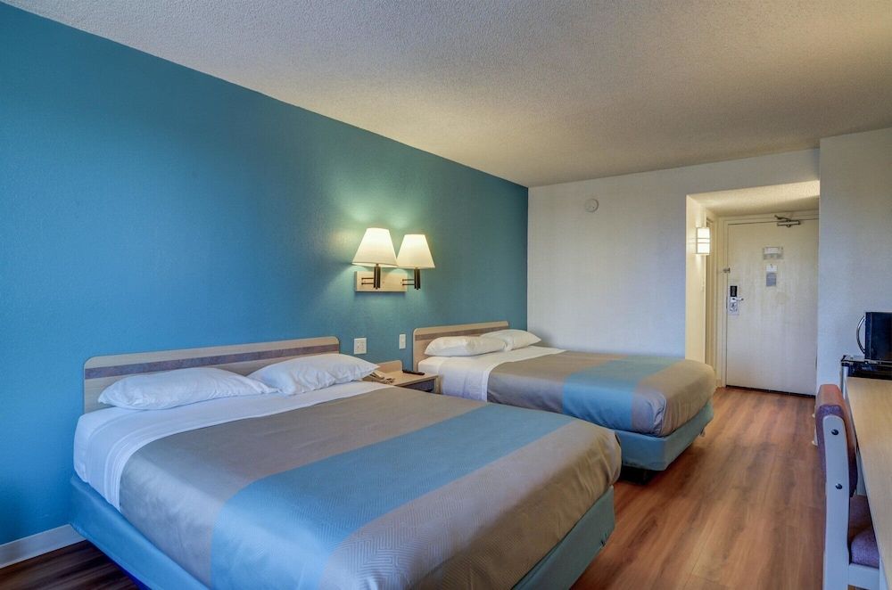 Motel 6 Greenwood Village, CO - Denver - South Tech Center Standard Room, 2 Queen Beds, Non Smoking, Refrigerator & Microwave 3