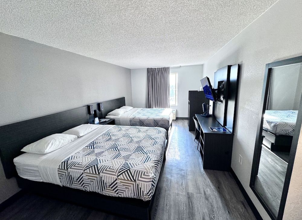 Motel 6 Greenwood Village, CO - Denver - South Tech Center Standard Room, 2 Queen Beds, Non Smoking, Refrigerator & Microwave 2