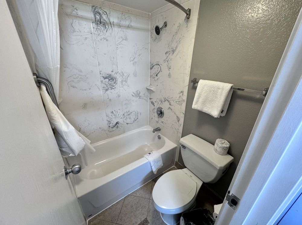 Motel 6 Greenwood Village, CO - Denver - South Tech Center Standard Room, 1 Queen Bed, Non Smoking, Refrigerator & Microwave 7