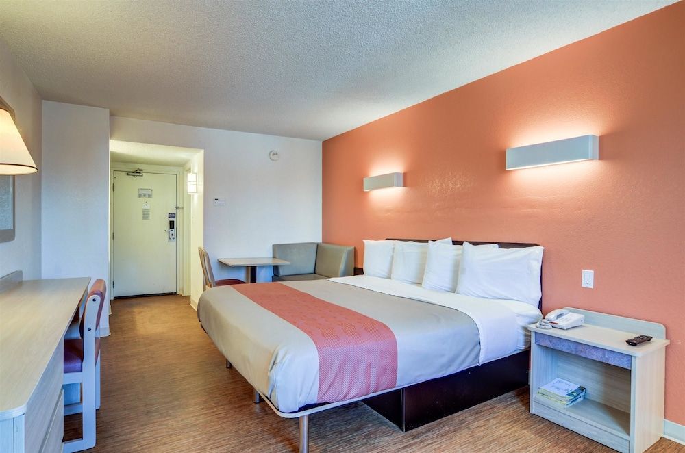 Motel 6 Greenwood Village, CO - Denver - South Tech Center Standard Room, 1 King Bed, Non Smoking, Refrigerator & Microwave 3